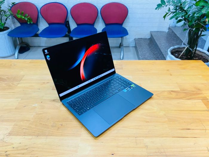 Hình ảnh đội ngũ kỹ thuật viên tận tâm tại Bệnh Viện Laptop Hà Nội