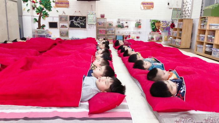 Hình ảnh minh họa: Bé làm quen với nếp sinh hoạt ở trường