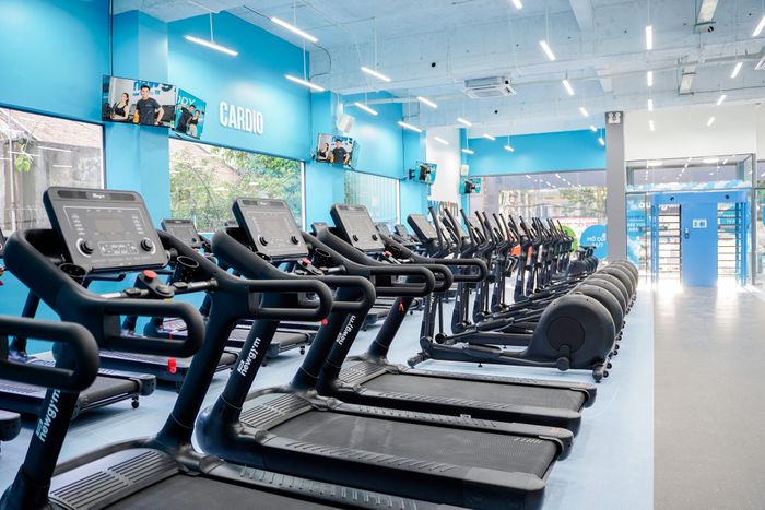 Chính thức mở cửa vào cuối tháng 10 năm 2022, <strong>The New Gym Cần Thơ</strong> nhanh chóng trở thành điểm đến được yêu thích nhờ dịch vụ tuyệt vời và trang thiết bị hiện đại. Tại đây, bạn có thể tham gia vào các bộ môn như Gym, Yoga, Functional Training, HIIT, Body Pump, Free Weight,... và nhiều môn thể thao khác. Trước khi bắt đầu, bạn sẽ được đo các chỉ số cơ thể và tư vấn bởi các chuyên viên, giúp bạn chọn gói tập phù hợp nhất.