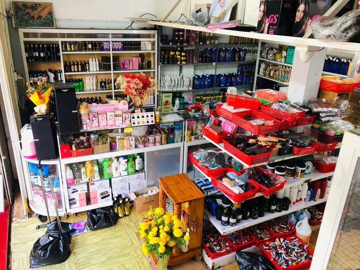 Không gian mua sắm hiện đại tại Tấn Tài Hair Supply
