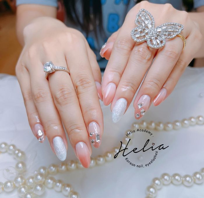 Học viên thực hành kỹ thuật nail tại HELIA Nail