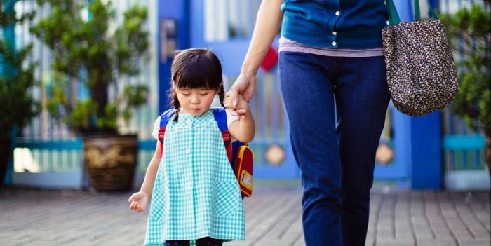 Khoảnh khắc trẻ hào hứng trên đường tới lớp