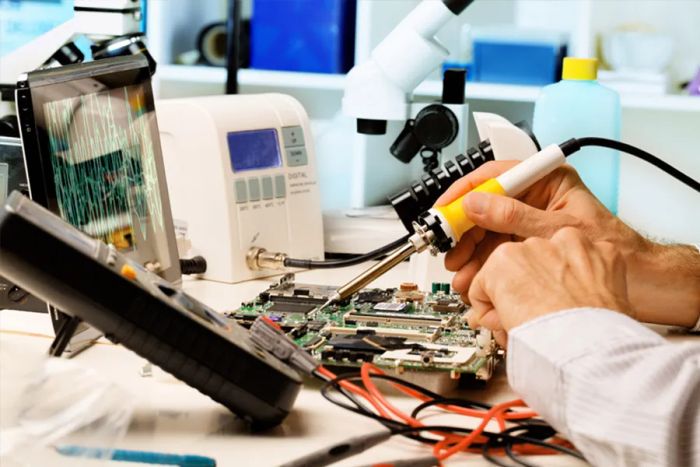 Trung tâm Điện tử Đức Toàn LCD ảnh 2 - Góc nhìn cận cảnh về không gian làm việc tiêu chuẩn và đội ngũ kỹ thuật tay nghề cao.