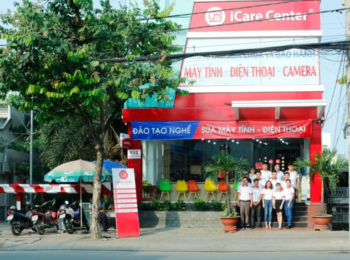 Hình ảnh quy trình kiểm tra và sửa chữa chuyên nghiệp tại iCare Center