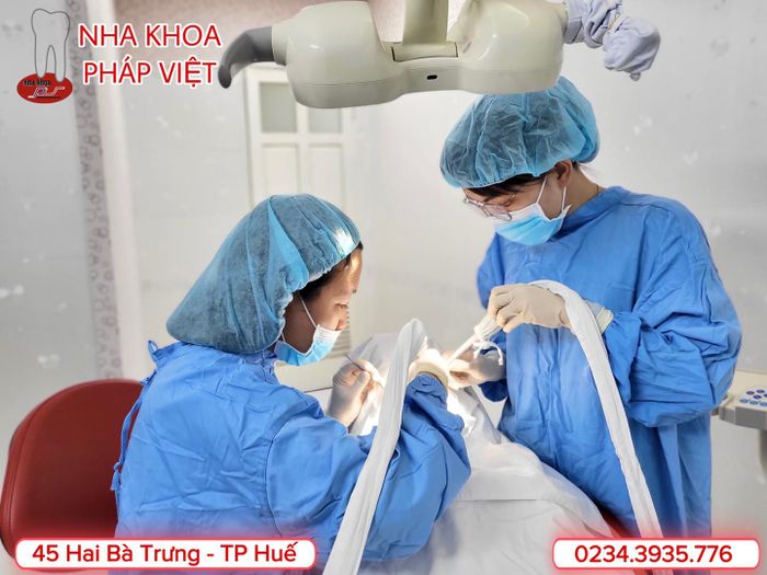 Nha Khoa Pháp Việt Huế – Hình ảnh dịch vụ trồng răng hiện đại