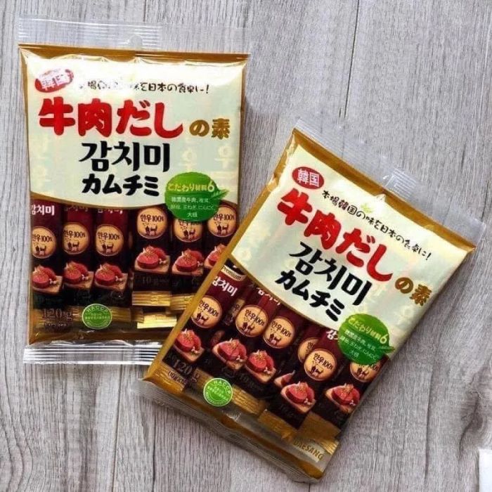 Góc nhìn cận cảnh kệ trưng bày bánh ăn dặm hữu cơ và thực phẩm bổ sung dinh dưỡng nhập khẩu tại Thế Giới Trẻ Em Nhà Kem