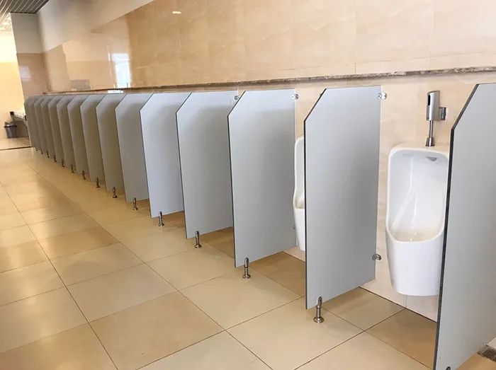 Hình ảnh thi công vách ngăn vệ sinh chuyên nghiệp từ Thanh Bình Group