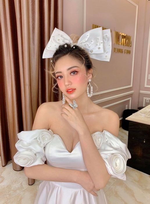 Học viên thực hành cùng chuyên gia tại Huong Victoria Bridal Limited