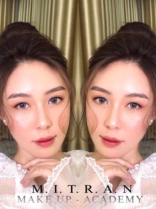 Học viên thực hành kỹ thuật trang điểm chuyên nghiệp tại Mi Trần Makeup Academy