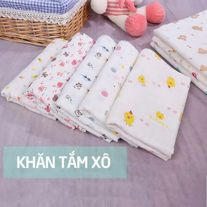 Khu vực trưng bày đồ chơi giáo dục và dụng cụ ăn dặm tại GiaDinh Shop - nơi các bé có thể phát triển kỹ năng qua những món đồ chơi an toàn