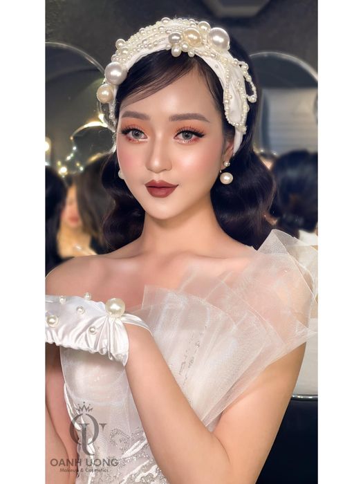 Học viên thực hành kỹ thuật trang điểm tại Oanh Uông Makeup Academy