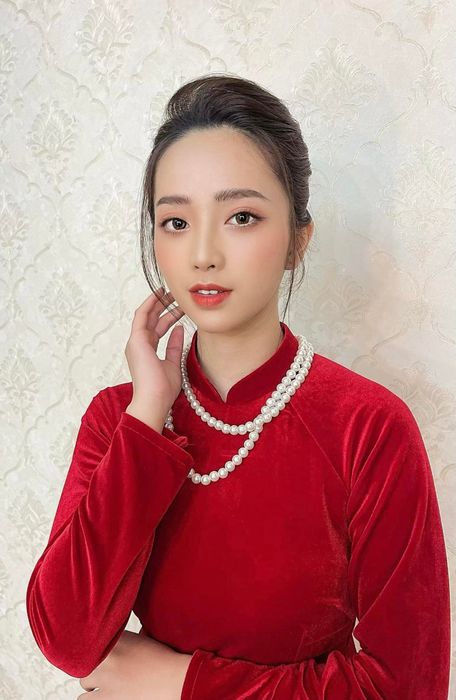 Học viên thực hành kỹ thuật trang điểm tại Giang Hoài An Makeup Store