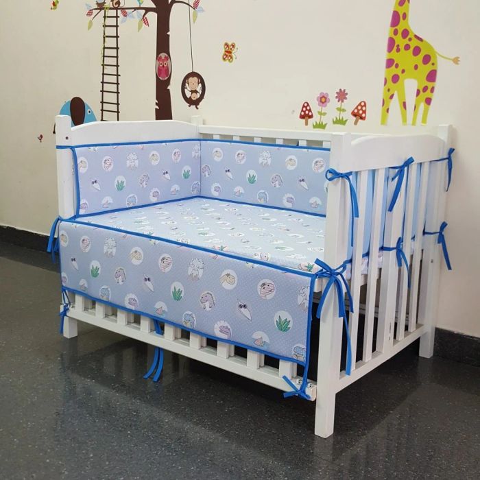 Hình ảnh không gian mua sắm ấm cúng tại Shop Mẹ Bé Chánh Long - nơi trưng bày những bộ quần áo trẻ em mềm mại và đồ dùng mẹ bầu tiện ích