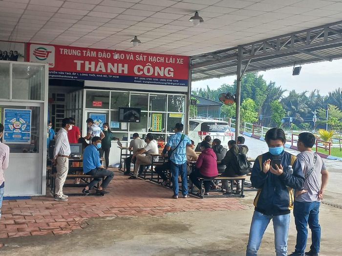 Hình ảnh học viên thực hành cùng giáo viên tại Trường Dạy Lái Xe Thành Công
