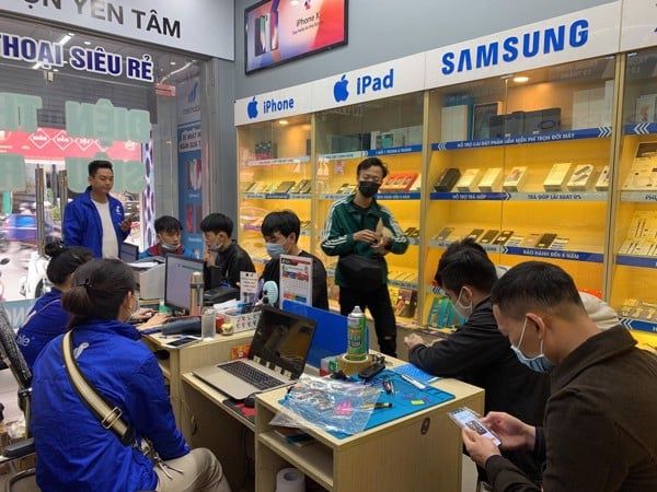 Hình ảnh thực tế về quy trình thay màn hình chuyên nghiệp tại MSM