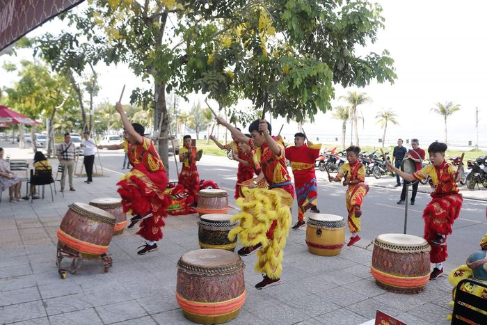 Hình ảnh ấn tượng từ tiết mục biểu diễn của Đoàn Hiền Long Đường