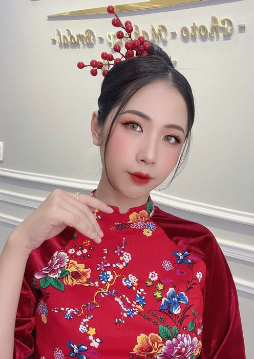 Học viên thực hành kỹ thuật trang điểm chuyên nghiệp