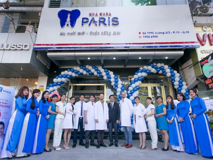 Nha khoa Paris ảnh 1 - Hình ảnh minh họa về cơ sở vật chất hiện đại và đội ngũ bác sĩ chuyên nghiệp tại Nha Khoa Paris, nơi mang đến dịch vụ niềng răng an toàn và hiệu quả cho khách hàng.
