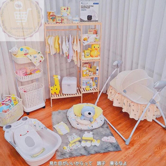 Không gian ấm cúng tại GiaDinh Shop - nơi trưng bày những bộ đồ sơ sinh mềm mại và các sản phẩm chăm sóc bé được sắp xếp khoa học