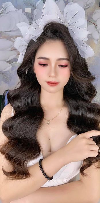 Học viên thực hành kỹ thuật trang điểm tại Studio Uyên Tít