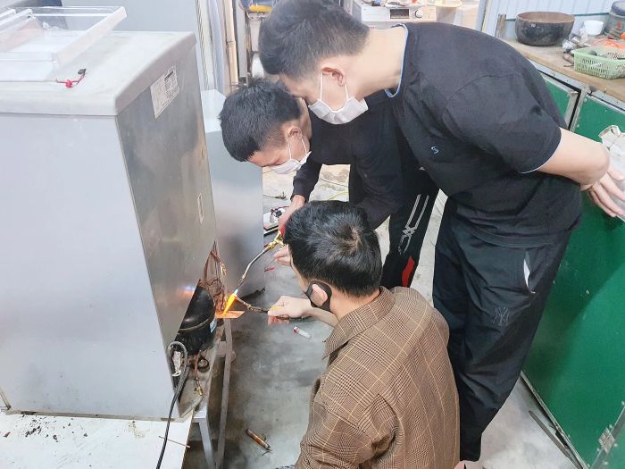 Hình ảnh đội ngũ kỹ thuật viên tại Điện máy Miền Trung