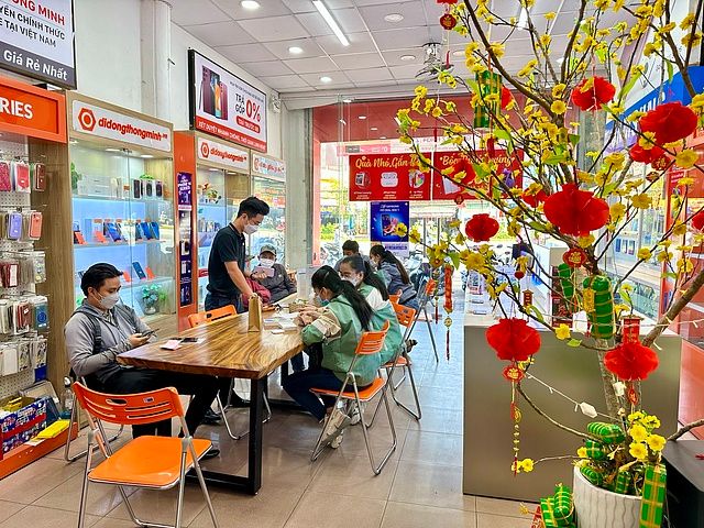 Không gian showroom hiện đại tại Di Động Thông Minh