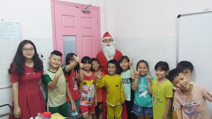 Hình ảnh lớp học tương tác tại Ngoại ngữ Đô Thành - nơi trẻ học tiếng Anh qua trải nghiệm thực tế