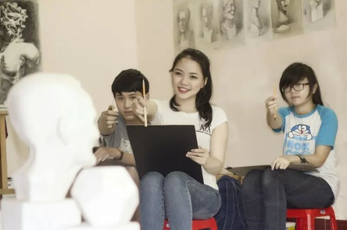 Hình ảnh khóa học vẽ dành cho người lớn tại trung tâm - ảnh minh họa 1