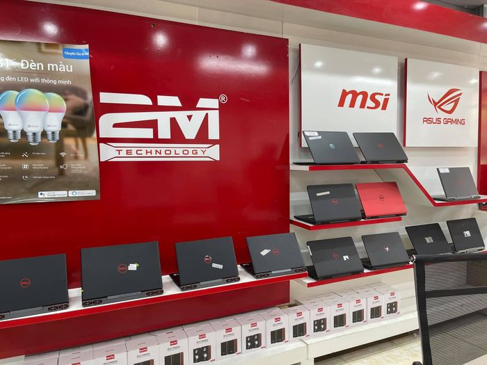 Không gian trải nghiệm đa dạng tại showroom 2M Laptop