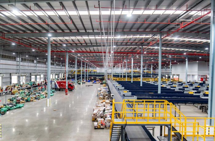 Hình ảnh trung tâm logistics hiện đại của BEST Inc. - Ảnh 1 thể hiện hệ thống tự động hóa tiên tiến
