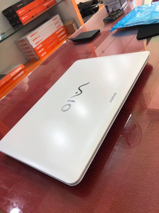 Không gian trưng bày chuyên nghiệp tại Laptop Anh Khoa