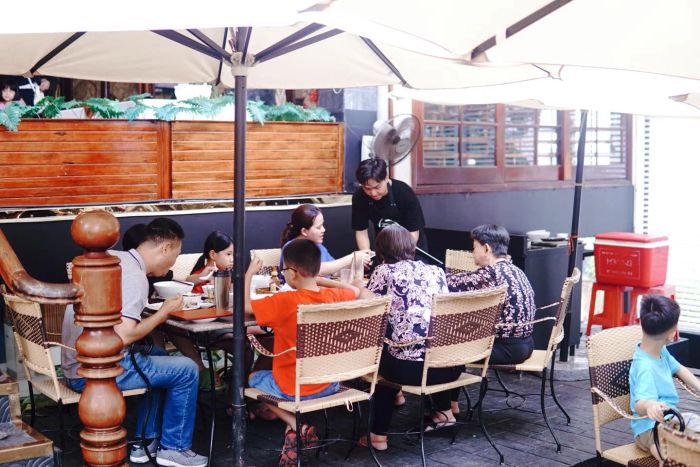 Không gian ấm cúng đậm chất gỗ tại Nhà Gỗ Cafe