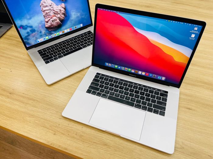 Không gian trưng bày laptop cao cấp tại Hưng Phát US