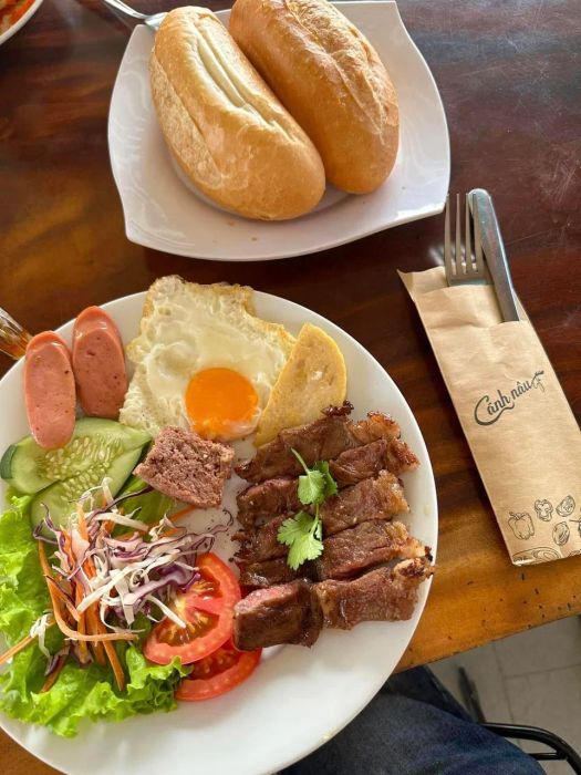 Góc thư giãn lý tưởng với view xanh tại CÁNH NÂU Garden Cafe