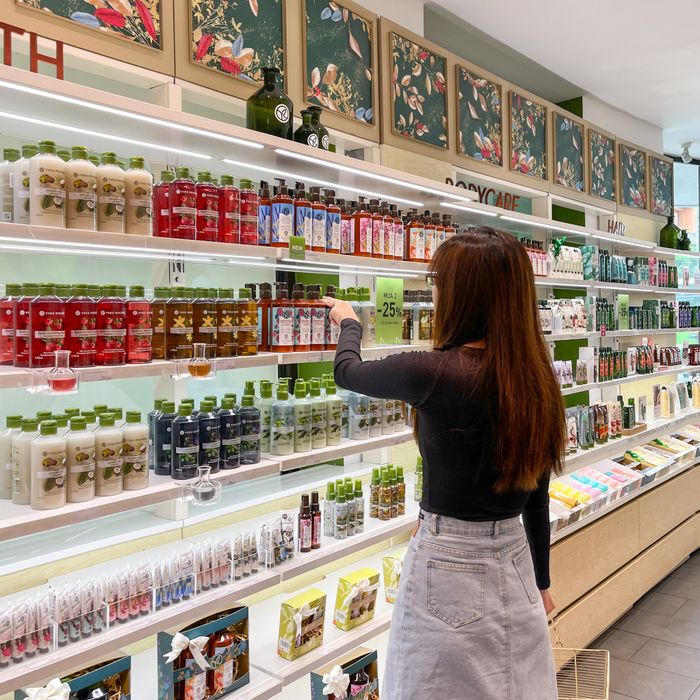 Không gian sang trọng của cửa hàng Yves Rocher tại Đà Nẵng