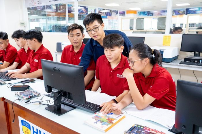 Hành trình phát triển ấn tượng của HUTECH qua các thời kỳ