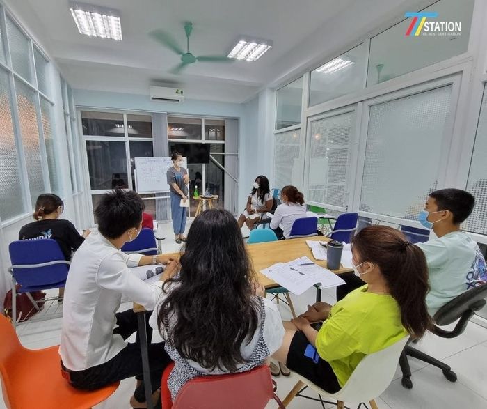 Hình ảnh giảng viên và học viên tại Anh Ngữ T-Station