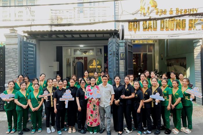 CEO Huỳnh Thị Ngọc Muội cùng đội ngũ kỹ thuật viên chuyên nghiệp