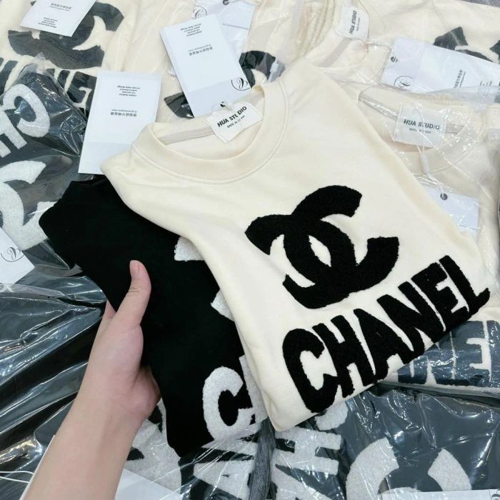 Không gian mua sắm tại Alisa Clothing