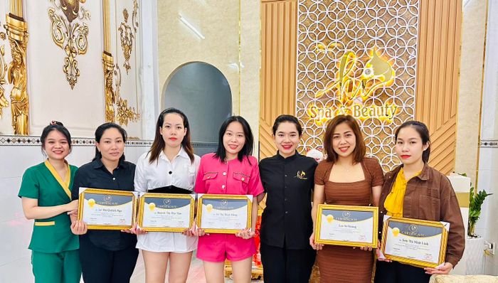 Khoảnh khắc tự hào - Học viên Hi Spa vinh dự nhận chứng nhận hoàn thành khóa đào tạo chuyên nghiệp