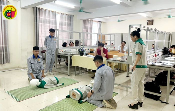 Hình ảnh khuôn viên hiện đại và phòng học chuyên ngành tại HIEC