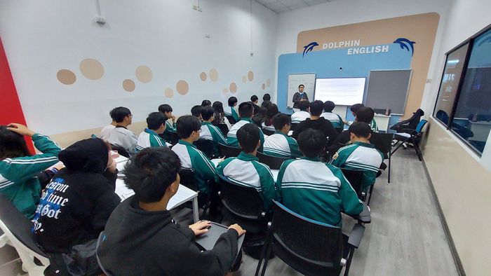 Lớp học tương tác đầy màu sắc tại Dolphin English