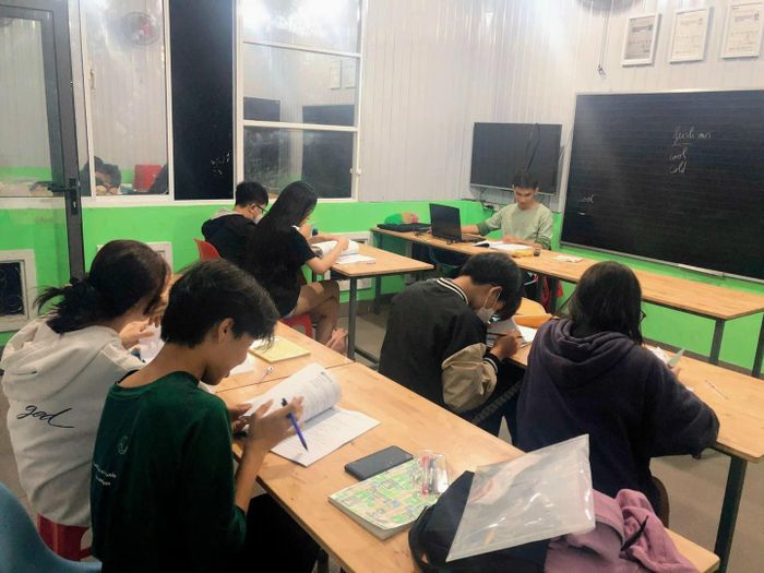 Hình ảnh học viên xuất sắc cùng thầy Nam Đỗ (IELTS 8.0)