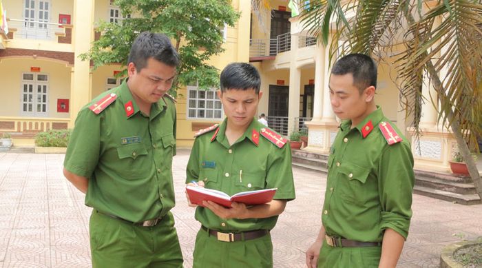 Hình ảnh minh họa chú công an xã đang giúp đỡ người dân (Nguồn: Internet)