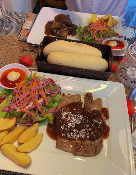 Không gian sang trọng và món bít tết đẳng cấp tại L'A Steak & Pizza