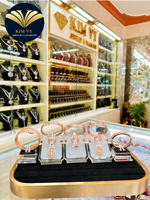 Không gian trưng bày ấn tượng với những mẫu trang sức vàng sang trọng tại Tiệm Vàng Kim Vy