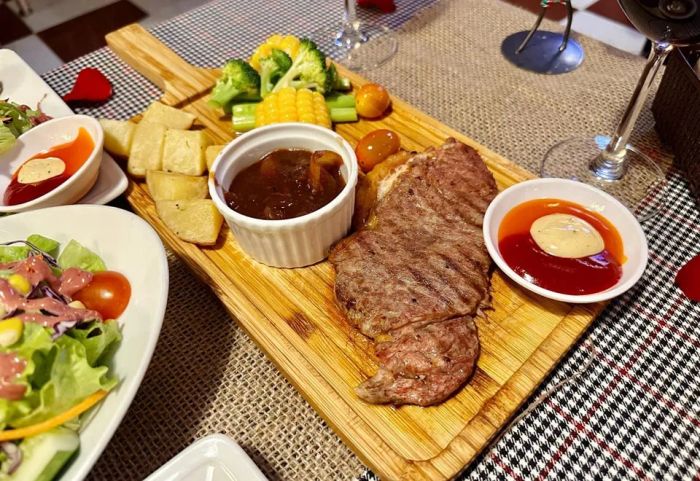 Những món ăn trình bày nghệ thuật tại L'A Steak & Pizza