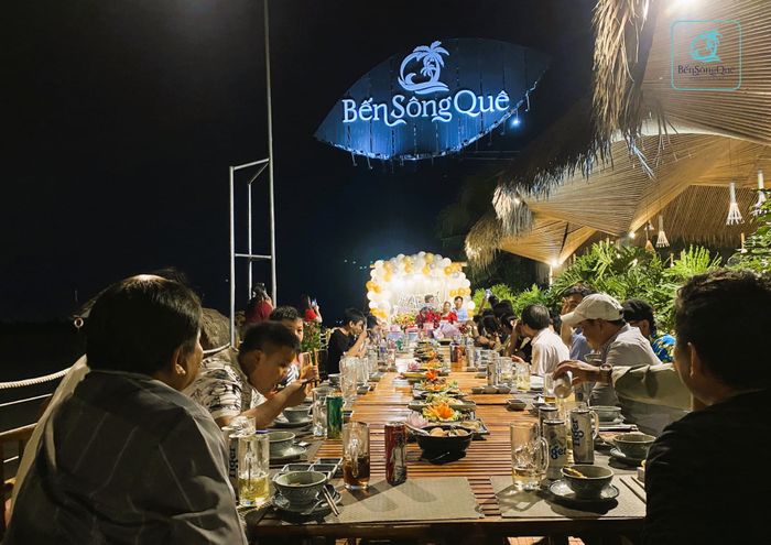 Không gian ấn tượng tại Nhà Hàng Bến Sông Quê