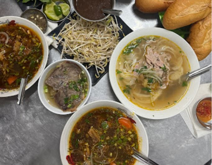 Hình ảnh không gian ấm cúng của quán Phở Hùng Cường