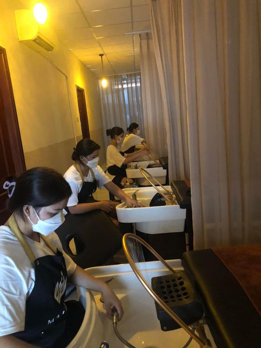 Hình ảnh liệu trình gội đầu thảo dược tại MADAME